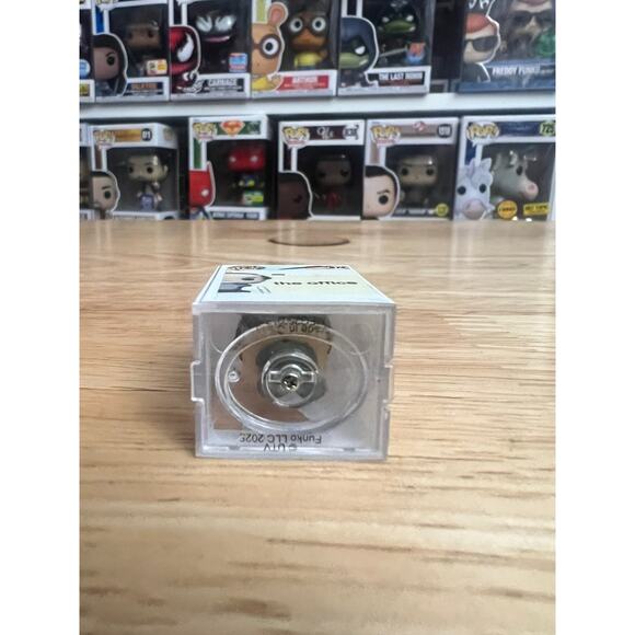 RARE CHASE BITTY Kevin Malone w/ Chili Pot Office Funko Pop #874 Television TV - Picture 6 of 6